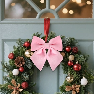 Rosa Samtschleife für den Weihnachtsbaum auf einem festlichen Adventskranz Deko