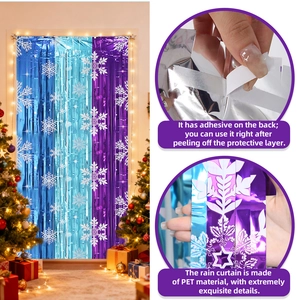 Vue détaillée du rideau à franges dégradé bleu et violet avec motifs de flocons de neige
