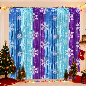 Détail du rideau à franges bleu et violet avec flocons pour décoration de fête de Noël