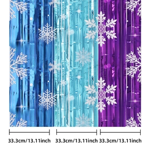 Détail du rideau à franges bleu et violet avec flocons et reflets métalliques