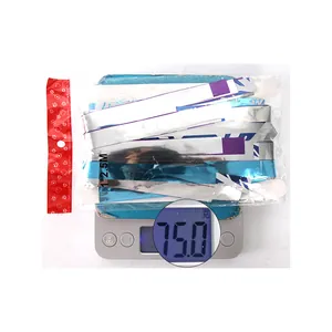 Detail van blauw-zilveren franje gordijn op weegschaal met 75g gewicht en 1x2,5m afmeting
