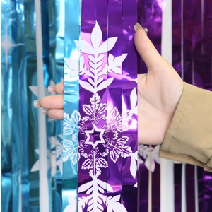 Détail de rideaux à franges bleus et violets avec motifs de flocons et effet brillant