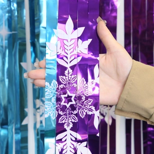 Rideau de franges en clinquant bleu et violet avec flocons de neige pour fête de noël