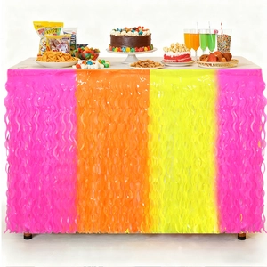 Dettaglio della gonna da tavolo neon rosa, arancio e giallo per decori party