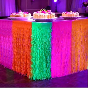 Dettaglio del bordo della tavola a frange neon colorate per decorazioni di feste