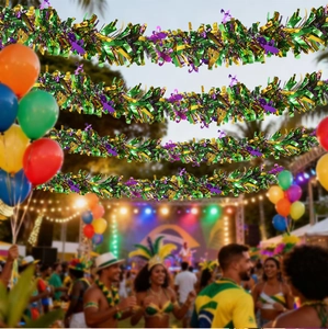 Détail de guirlande de carnaval métallique en paillettes violettes, dorées et vertes