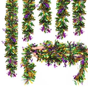 Vue détaillée de la guirlande Mardi Gras avec couleurs violet, vert, or et fleurs de lys