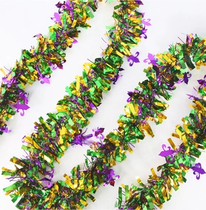 Détail de guirlande Mardi Gras avec ornements fleur de lys violets, verts et dorés