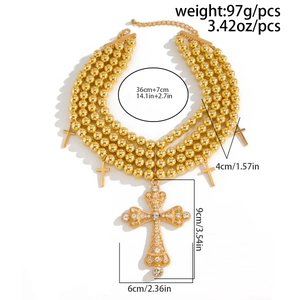 Vue détaillée du collier à billes dorées multicouche avec pendentif croix et dimensions