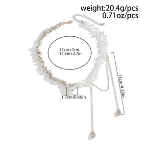 Dettaglio della collana con nappine a cuore che mostra misure e catena di 37cm con peso