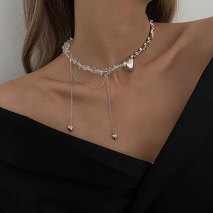Collana con nappine a cuore argento e perle di cristallo su modella in stile chic