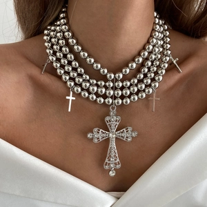 Collier multicouche à perles argentées Cyberpunk avec pendentifs croix en strass