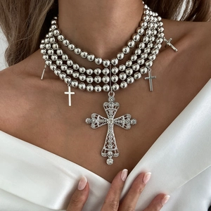 Collier luxueux à plusieurs rangs de perles argentées avec grand pendentif croix en strass