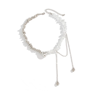 Dettaglio della collana a più fili con perle metalliche, pietre trasparenti e cuori