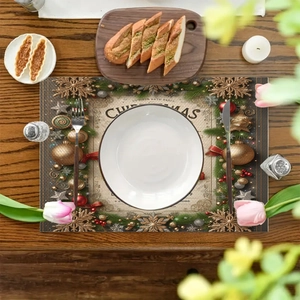 Set de table de Noël avec bonhomme de neige, flocons dorés et décor de sapin