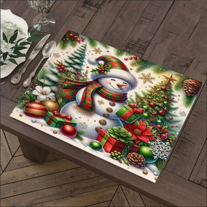 Détail d'un set de table de Noël avec bonhomme de neige sur table en bois sombre