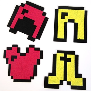Dettaglio di toppe per armature in feltro pixel art per decorazioni per feste fai da te