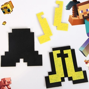 Dettaglio di armi pixel in feltro per decorazioni di feste e bricolage per bambini
