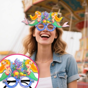 Nahaufnahme der Meerjungfrau Partybrille mit Ozeanmustern und bunten Drucken
