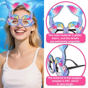 Meerjungfrau-Partybrille mit blauem Glitzerstoff und Muscheldekor an einem Modell
