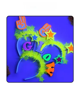 Détail de serre-têtes de fête néon avec lettres GLOW et bordure en fourrure