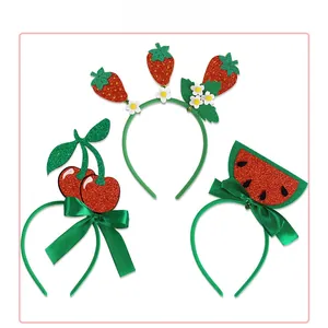Detailansicht von Obst-Partystirnbändern mit Erdbeer-, Kirsch- und Wassermelonenmotiven