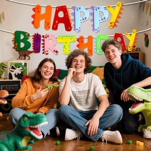 Detail van dinosaurus Happy Birthday slinger met kleurrijke vilten letters voor kinderfeest