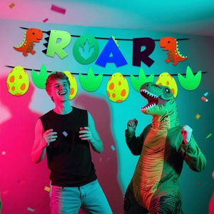 Detail van dinosaurus feestslinger met ROAR-letters en kleurrijke eivormige hangers