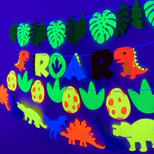 Detail van de neon dinosaurus verjaardagsslinger met lichtgevende ROAR letters en silhouetten