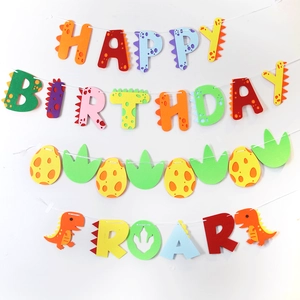 Detail van kleurrijke fluorescerende dinosaurus Happy Birthday en Roar banner voor feest
