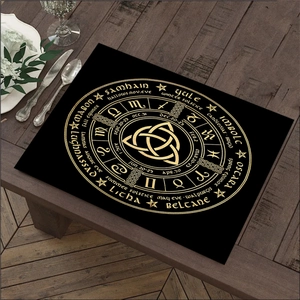 Boheems linnen placemat Jaarwiel met gouden sterrenbeelden op donker houten tafel