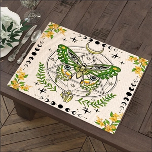 Bohemian linnen placemat met mot- en maanfasenontwerp op een houten eettafel in de keuken
