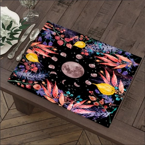Donker boho linnen placemat met maanfasen en botanische prints op houten tafel