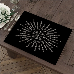 Detail van zwarte Boho linnen placemat met witte Noordse runen op een houten tafel