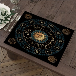 Detail van bohemien astrologie placemat met zon en maan patroon op houten tafel