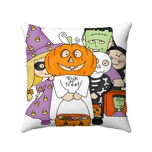 Detail van Halloween linnen kussensloop met pompoen- en spookprints en feestelijke tekst