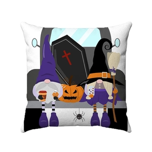 Detail van Halloween kussenhoes met kabouter en pompoen print op linnen materiaal