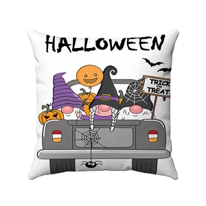 Detail van de Halloween kussensloop met kabouters, pompoenen en een autoprint