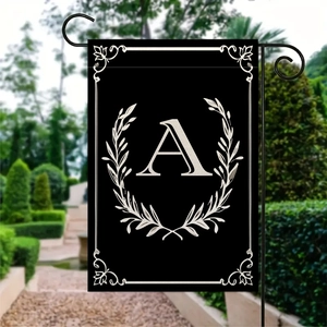 Dettaglio della bandiera da giardino nera con ghirlanda di alloro e lettera A con supporto