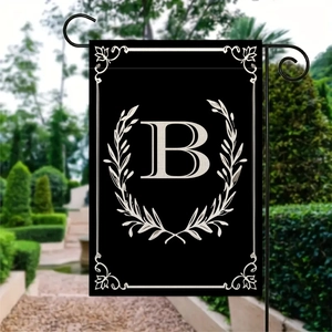 Dettaglio bandiera da giardino con lettera B bianca e corona d'alloro su sfondo nero
