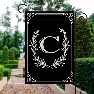 Bandiera da giardino con lettera C e corona d'alloro su supporto in metallo nero