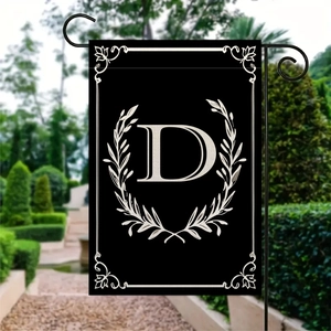 Dettaglio della bandiera da giardino con lettera D, corona d'alloro e asta in metallo