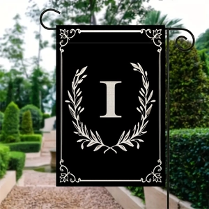 Dettaglio della bandiera da giardino in poliestere con lettera I e corona di alloro