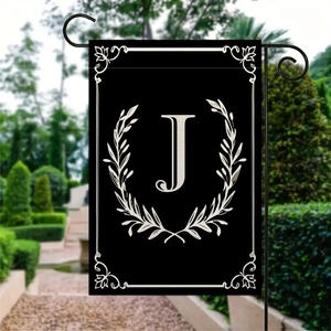 Dettaglio della bandiera da giardino con lettera J e corona di alloro su tessuto