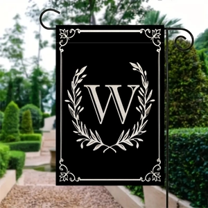 Bandiera da giardino con lettera W e design a rami di ulivo su sfondo nero con supporto