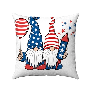 Detail der patriotischen Gnom-Aufdrucke auf weißem Kissenbezug zum US-Unabhängigkeitstag