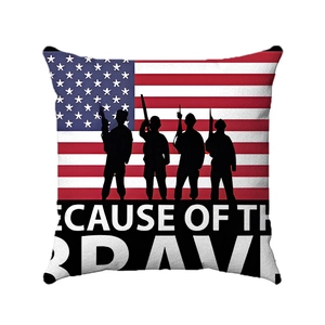 Patriotischer US-Kissenbezug mit Soldatensilhouette und Because of the Brave Zitat