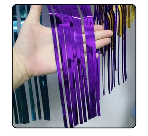 Detail der Metallic-Folien-Fransenvorhang mit Lichtreflexion in Violett Blau und Gold
