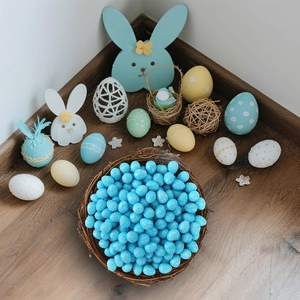 Macro van glinsterende blauwe eieren in een mand voor paasfeest decoratieve setting