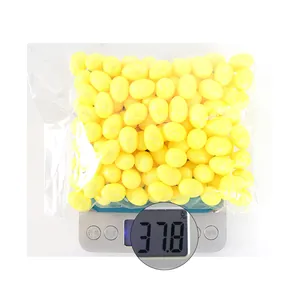 Gedetailleerde weergave van 37,8g gele paaseieren op een weegschaal voor DIY-decoratie